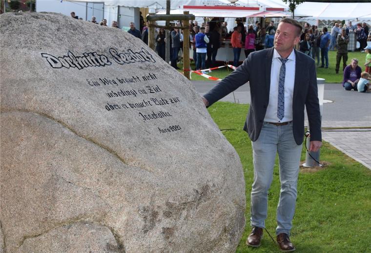 Bürgermeister Harald Hauschild enthüllte in der Seedorfer Ortsmitte einen Findling, der an die Dorfentwicklung erinnern soll.