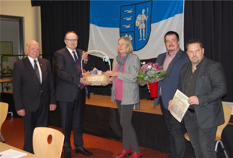Bürgermeister Harld Stindt (2. von links) freute sich über die Willkommensgeschenke, die (von rechts) Olaf Helwig (WPS/FDP-Gruppe), Torben Hafeneger (Gruppe SPD/Unabhängige) und Elke Kuik-Janssen (Grüne) in Namen des Rates übergaben. Günter Busch (CDU, links) hatte den neuen Verwaltungschef zuvor offiziell vereidigt.
