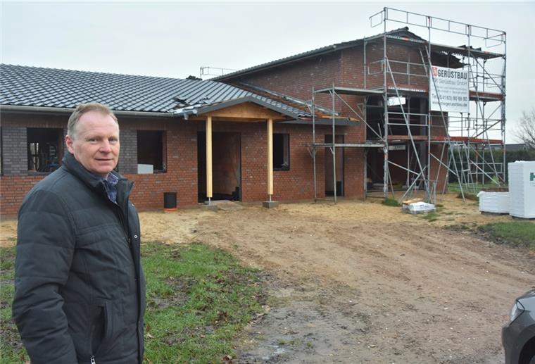 Bürgermeister Hermann Stemmann ist schon ein bisschen stolz auf seine Freetzer. Die Wände für das neue Dorfgemeinschaftshaus haben die fleißigen Helfer aus dem Ort allein hochgezogen, auch das Dach wurde in Eigenleistung erstellt. 