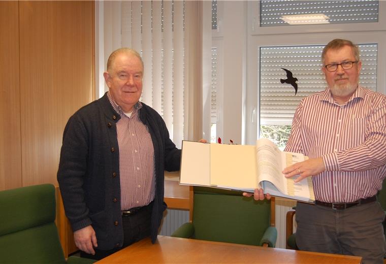 Gemeinde Stadland richtet Info-Telefon für Bürger ein Bürgermeister Klaus Rübesamen (links) und Gemeindekämmerer Gerd Schierloh mit dem Aktenordner mit den Anordnungen zur Corona-Krise.