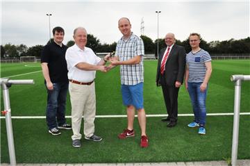 Bürgermeister Klaus Rübesamen überreichte am Sonnabend symbolisch den Schlüssel an ATR-Vorsitzenden Alexander Knupp (2. und 3. von links). Mit dabei die Ratsherren Torben Hafeneger (links) und Günter Busch (2. von rechts) und René Schäfer, stellvertretender Vorsitzender des ATR.