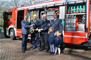 Bürgermeister Klaus Wirth (von links), Gemeindebrandmeister Thorsten Müller, Ortsbrandmeister Detlef Heinsohn und Stellvertreter Christian von Glahn mit Feuerwehr-Nachwuchs Ronja und Lisa stellen das neue Hilfeleistungslöschgruppenfahrzeug (HLF20) in Dienst.