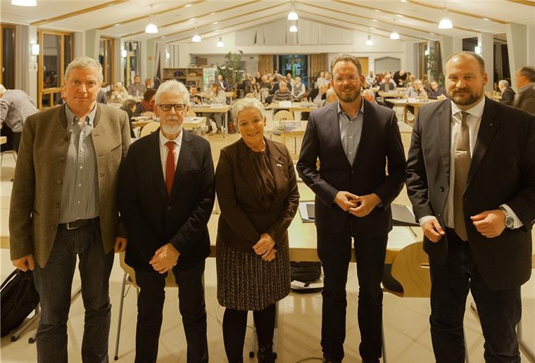 Bürgermeister Marcus Itjen (4. von links) stehen in den kommenden fünf Jahren die Ratsmitglieder Marius Richter (Grüne, von links), Henry Kowalewski (SPD) und Martin Vogt (CDU) als ehrenamtliche Bürgermeister zur Seite. Zur neuen Ratsvorsitzenden wurde Hanna Bohne (CDU) gewählt.