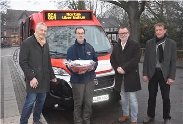 Bürgermeister Michael Solty (Zweiter von rechts) und seine beiden Stellvertreter Jens Tiedemann (rechts) und Jens Petersen (links) bedankten sich stellvertretend bei den Bürgerbusfahrern für ehrenamtliches Engagement in der Stadt. Fahrer Jörg Rosenau freute sich.