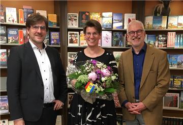 Bürgermeister Nils Siemen (links) und Wirtschaftsförderer Jürgen Mayer gratulierten Buchhändlerin Anne v. Bestenbostel zu der Auszeichnung.