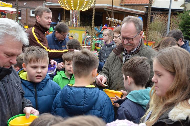 Frühjahrsmärkte locken Besucher nach Wilstedt und Selsingen Bürgermeister Reinhard Aufdemkamp und seine Ratskollegen verteilten zum Frühjahrsmarkt-Auftakt in Selsingen viele Gratis-Fahrkarten an die jungen Jahrmarktbesucher.