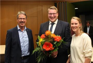 Bürgermeister-Stichwahl in Schiffdorf: Henrik Wärner und seine Partnerin Silla Kothe haben Grund zu feiern. Wärner geht als klarer Sieger aus der zweiten Wahlrunde hervor – er wird für die kommenden fünf Jahre ins Rathaus einziehen. Amtsinhaber Klaus Wirth (parteilos) gratuliert dem Christdemokraten. Foto: Hartmann