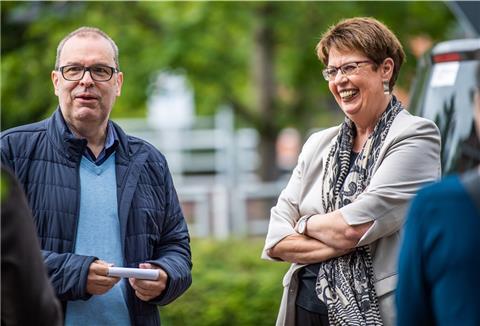 Bürgermeister Thorsten Krüger (SPD) der Stadt Geestland erklärt Regionalministerin Birgit Honé die Projektideen der Region.