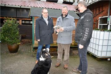 Bürgermeister Thorsten Krüger (von links), ?Hühnerbaron? Dennis Wolff-Von der Lieth und der Gesellschafter der EWW Thomas Fahse freuen sich schon auf das fröhliche Gackern in Geestland.