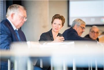 Bürgermeister Torsten Neuhoff, Häfensenatorin Claudia Schilling und Bremerhavens Oberbürgermeister Melf Grantz (von links) präsentieren den Zwischenbericht für die Planungen des Werftquartiers.