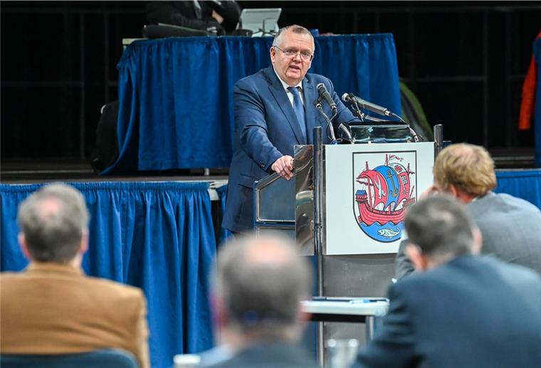 Bremerhavens Bürgermeister Torsten Neuhoff bei der Stadtverordnetenversammlung in der Stadthalle. Er steht am Rednerpult