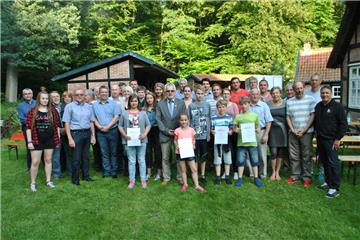 Gruppenfoto von Sportlern und Ehrenamtlichen des Jahres in Beverstedts