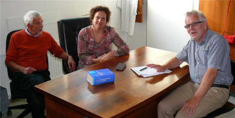 Das ist die neue Hausärztin in Lunestedt Bürgermeister Ulf Voigts (rechts) ist erleichtert, dass Lunestedt mit Svitlana Filipchuk eine neue Allgemeinmedizinerin bekommt, die in der Praxis von Dr. Hans-Joachim Küper ab Oktober arbeiten wird.