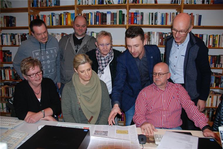 Bürgermeisterin Ellen Frank (stehend) hatte Geestlands Pressesprecher Matthias Wittschieben (rechts daneben) eingeladen, um Informationswege für Ortsratsmitglieder vorzustellen. Interessiert lauschen die Interessenten am kommunalpolitischen Ehrenamt (sitzend von links) Christiane Witt, Katja Giese und Kai Pettke sowie (stehend von links) Sven Sommerfeld, Harald Vogel und Dieter Oldenbüttel. 