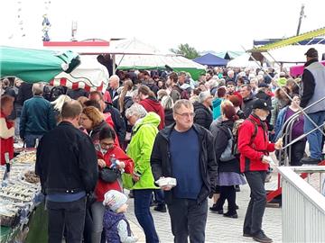 Bummeln und klönen: Tausende Besucher waren am Himmelfahrtstag beim Sandstedter ...