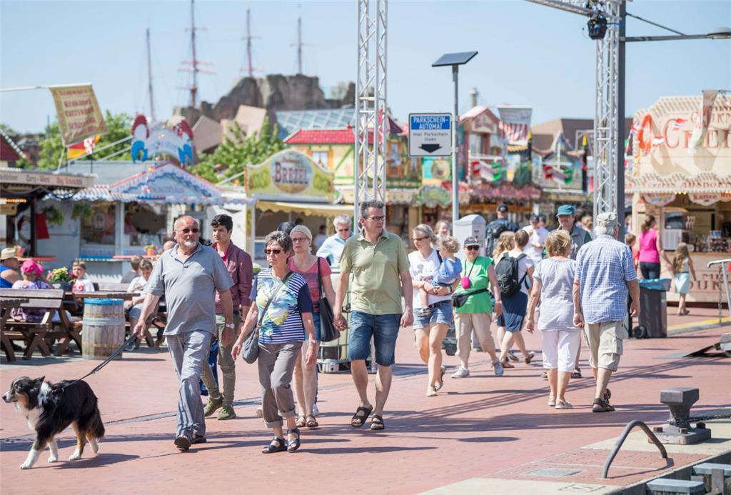 Bummelvergnügen am Neuen Hafen. Seestadtfest Bremerhaven 2018. Foto: Hartmann