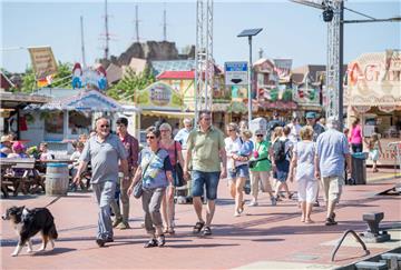 Bummelvergnügen am Neuen Hafen. Seestadtfest Bremerhaven 2018. Foto: Hartmann
