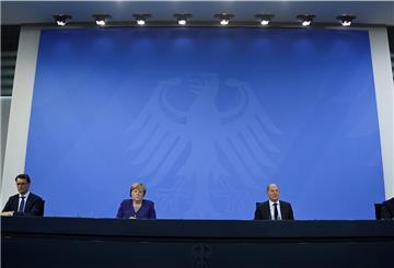 Hendrick Wüst (CDU,l-r), Ministerpräsident von Nordrhein-Westfalen, die geschäftsführende Bundeskanzlerin Angela Merkel (CDU), Olaf Scholz (SPD), SPD-Kanzlerkandidat und Bundesminister der Finanzen, und Michael Müller (SPD), Regierender Bürgermeister von Berlin, geben nach der Ministerpräsidentenkonferenz mit Scholz und Merkel zur Corona Pandemie im Bundeskanzleramt eine Pressekonferenz.