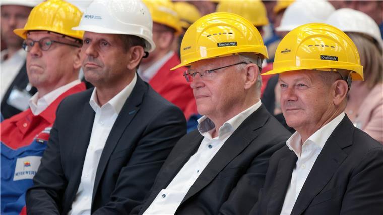 Warum der Staat den Bau von Kreuzfahrtschiffen rettet Bund und Land hatten der angeschlagenen Meyer Werft die Rettung im August in Papenburg zugesagt. (Archivbild)