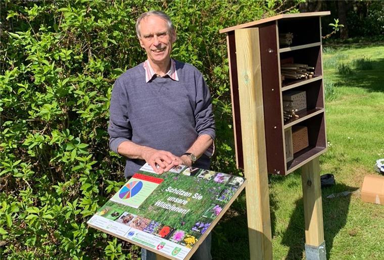 BUND schafft weiteren Unterschlupf für Wildbienen BUND-Vorsitzender Manfred Radtke von der Kreisgruppe Rotenburg sorgte jetzt auch auf dem Selsinger Friedhof für eine Nisthilfe, die Wildbienen zugute kommen soll. Eine Tafel gibt zusätzliche Informationen.