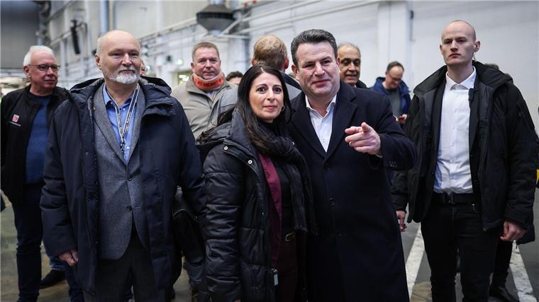 Bundearbeitsminister Hubertus Heil (SPD, 2.v.r) besucht auf Einladung von Betriebsratschefin Daneila Cavallo das VW-Stammwerk.