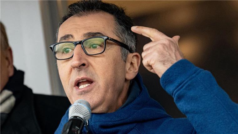 Özdemir äußert Verständnis für „Riesenwut“ bei Landwirten Bundesagrarminister Cem Özdemir spricht bei der Demonstration von Landwirten in Berlin.