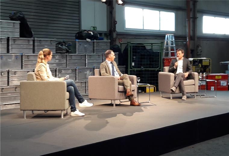 Bundesaußenminister Heiko Maas (SPD) (Mitte) und Prof. Markus Rex (rechts) im Gespräch.