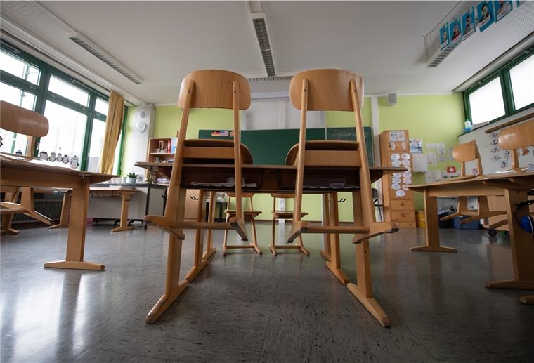 Giffey: Einsatz von Selbsttests für Schulöffnungen Ein leeres Klassenzimmer in der Corona-Pandemie in einer Grundschule.