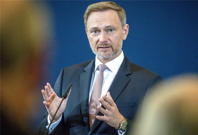 Finanzminister Lindner will höhere Pendlerpausche für die Bürger Bundesfinanzminister Christian Lindner (FDP) spricht sich für eine höhere Pendlerpauschale aus.
