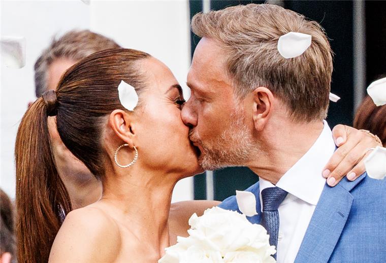 Finanzminister Lindner und seine Lebensgefährtin haben geheiratet Bundesfinanzminister Christian Lindner (FDP) und seine Lebensgefährtin Franca Lehfeldt verlassen das Sylt-Museum