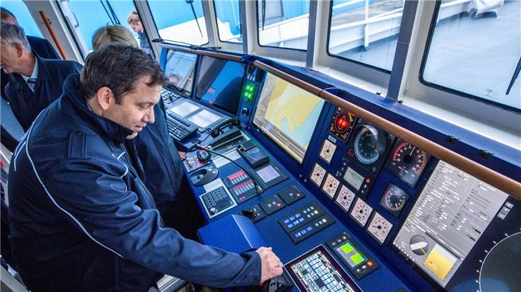Bundesfinanzminister Lars Klingbeil (SPD) hat die Schiffbauer der Peene-Werft angesichts des neuen Zollschiffs „Friesland“ gelobt. 
