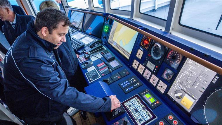 Werftstandorte sollen unter Rheinmetall deutlich wachsen Bundesfinanzminister Lars Klingbeil (SPD) hat die Schiffbauer der Peene-Werft angesichts des neuen Zollschiffs „Friesland“ gelobt.