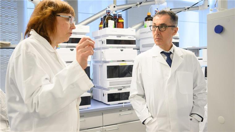 Özdemir wirbt um besorgte Forscher aus den USA Bundesforschungsminister Cem Özdemir wirbt beim Besuch von Wissenschaftseinrichtungen in Braunschweig um besorgte US-Forscher.