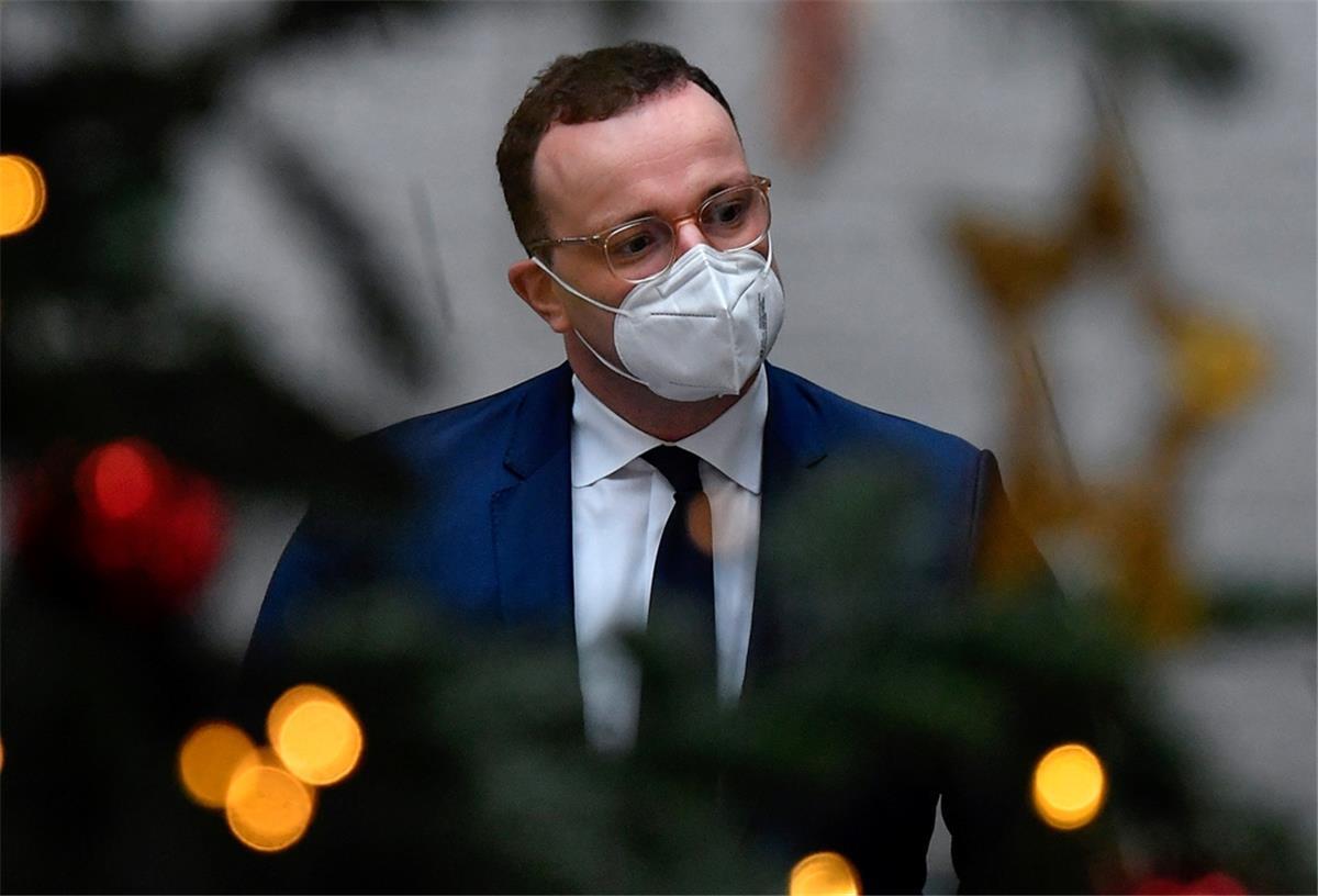 Spahn: Ziel ist Impfstoff-Zulassung vor Weihnachten Berlin: Bundesgesundheitsminister Jens Spahn (CDU) kommt zu einer Pressekonferenz und geht dabei an einem geschmückten Weihnachtsbaum vorbei.