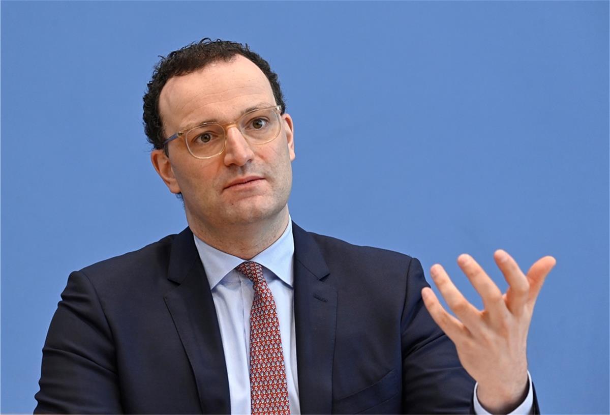 Bundesgesundheitsminister Jens Spahn (CDU) redet in einer Pressekonferenz zur aktuellen Situation in der Corona-Pandemie zu den Journalisten.