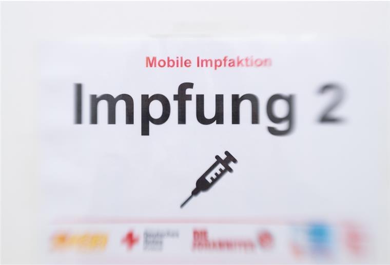 Bundesgesundheitsminister Spahn für vorzeitige Booster-Impfungen Ein Schild „Mobile Impfaktion - Impfung 2“ ist in einem Impfzelt zu sehen.