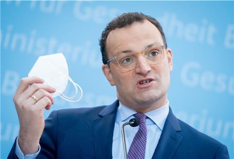 Jens Spahn (CDU), Bundesminister für Gesundheit, zeigt während einer Pressekonferenz vor der Sitzung des Corona-Kabinetts seine FFP2-Maske.