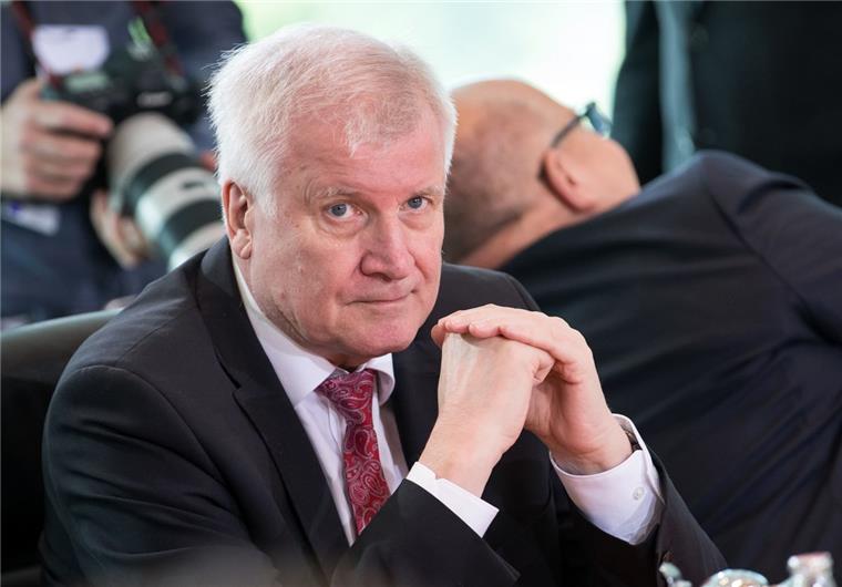 Seehofer verbietet Bremer Bamf-Außenstelle vorerst Asylentscheidungen Bundesinnenminister Horst Seehofer (CSU) greift durch.