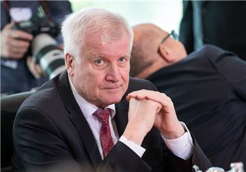 Bundesinnenminister Horst Seehofer (CSU) greift durch. 