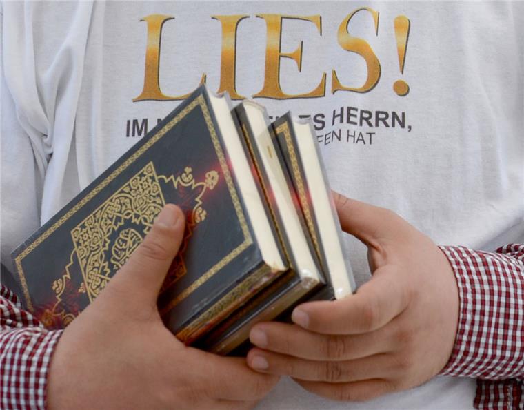 Darf der Koran künftig noch verteilt werden? Bundesinnenminister Thomas de Maizière hat die „Lies!“-Koran-Verteilaktionen verboten.