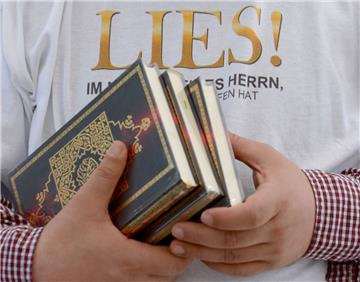 Bundesinnenminister Thomas de Maizière hat die „Lies!“-Koran-Verteilaktionen verboten.