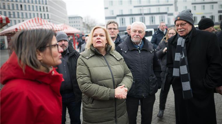 Nancy Faeser lobt „Quattro-Streifen“ am Hauptbahnhof Bremen Bundesinnenministerin Nancy Faeser Bremen hat bei einem Besuch am Bremer Hauptbahnhof den Einsatz der „Quattro-Streifen“ gelobt. Dabei gehen Kräfte von Bremer Polizei, Bundespolizei, DB Sicherheit und Ordnungsamt gemeinsam Streife.