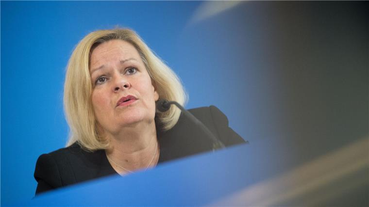 Bundesinnenministerin Nancy Faeser (SPD) hielt Binnengrenzkontrollen anfangs für keine gute Idee. Inzwischen ist sie anderer Meinung - auch weil die Begrenzung irregulärer Migration inzwischen ein Anliegen ist, hinter dem alle drei Koalitionspartner stehen. (Archivfoto)