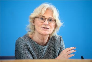 Bundesjustizministerin Christine Lambrecht fordert, dass die Maskenpflicht auf Verhältnismäßigkeit überprüft wird.