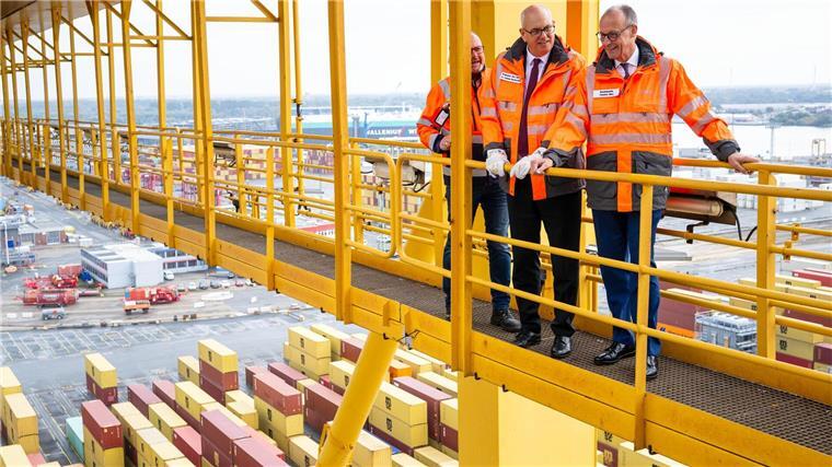 Bundeskanzler: Bremerhaven ist strategisch bedeutend Bundeskanzler Friedrich Merz (CDU) hat den Bremer Senat getroffen und gemeinsam mit Bürgermeister Andreas Bovenschulte (SPD) eine Fahrt durch das Hafengelände in Bremerhaven unternommen.