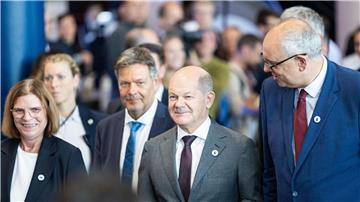 Bundeskanzler Olaf Scholz (2.v.r) kommt zur 13. Nationalen Maritimen Konferenz im Congress Centrum Bremen.