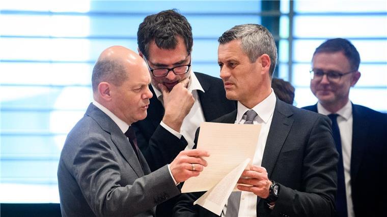 Scholz: Entscheidung zu Flüchtlingskosten „offener Prozess“ Bundeskanzler Olaf Scholz (l-r, SPD), Wolfgang Schmidt (SPD), Chef des Bundeskanzleramts, und Bernd Krösser, Staatssekretär im Bundesministerium des Innern und für Heimat, unterhalten sich zu Beginn des Bund-Länder-Gipfels im Bundeskanzleramt.