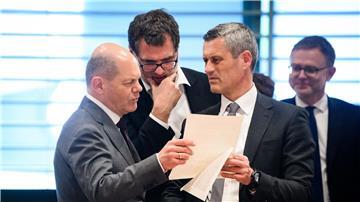 Bundeskanzler Olaf Scholz (l-r, SPD), Wolfgang Schmidt (SPD), Chef des Bundeskanzleramts, und Bernd Krösser, Staatssekretär im Bundesministerium des Innern und für Heimat, unterhalten sich zu Beginn des Bund-Länder-Gipfels im Bundeskanzleramt.