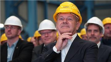 Bundeskanzler Olaf Scholz nimmt an einer Betriebsversammlung der Meyer Werft teil. (Archivbild)