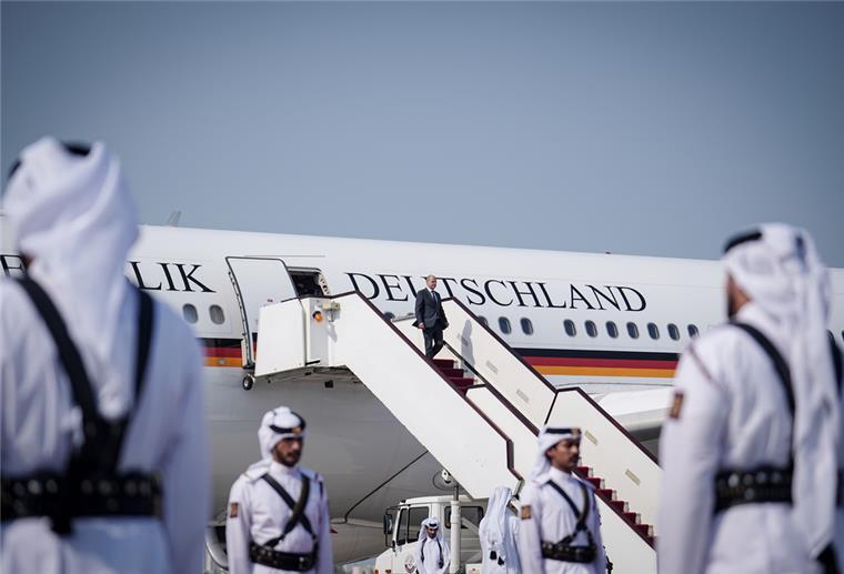 Neuer Lieferant: Deutschland erhält Flüssiggas aus den Emiraten Bundeskanzler Olaf Scholz (SPD) geht auf dem Flughafen von Doha die Gangway am Airbus A340 der Luftwaffe hinunter